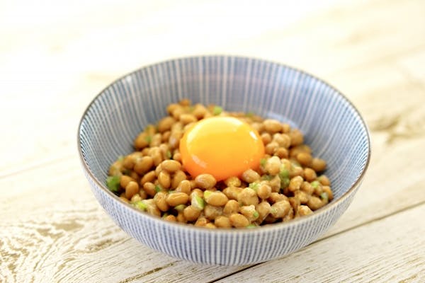 生卵をのせた納豆