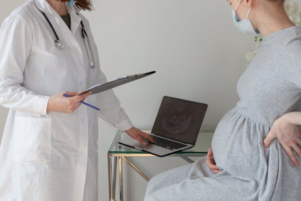 医師の検診を受ける妊婦