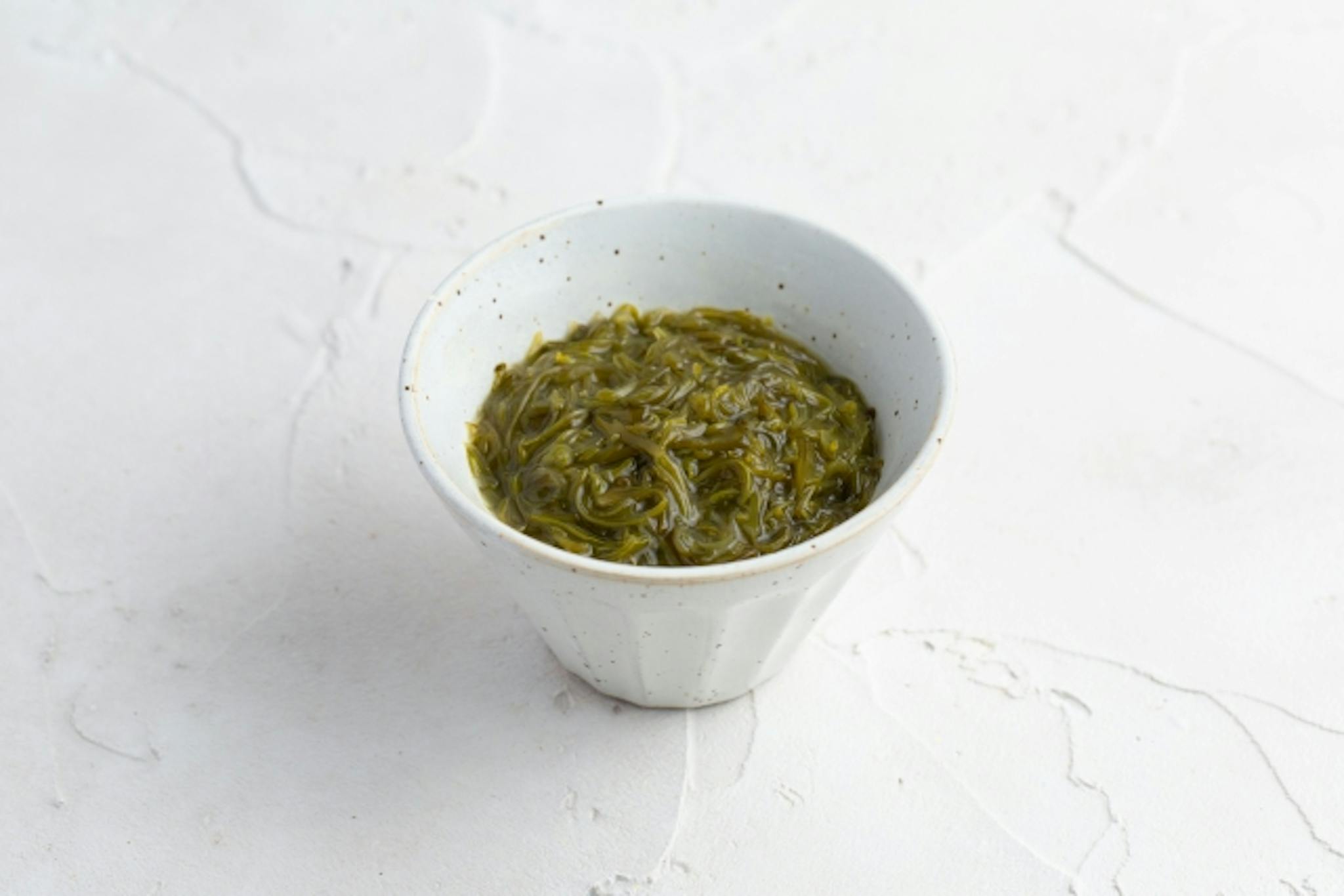 めかぶに含まれる栄養素とは？ねばねば食感と低カロリーの理由も解説のサムネイル