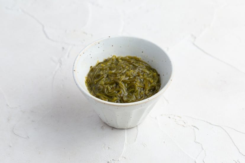 めかぶに含まれる栄養素とは？ねばねば食感と低カロリーの理由も解説のサムネイル