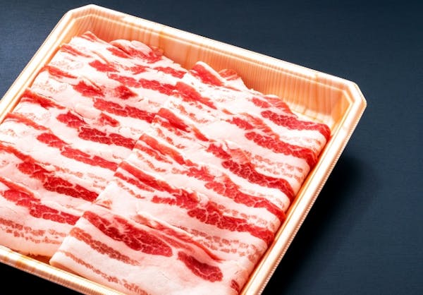 食品トレーにのった豚バラ肉