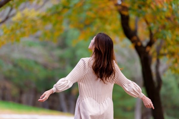 屋外で深呼吸する女性