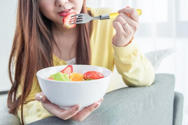 果物を食べる女性