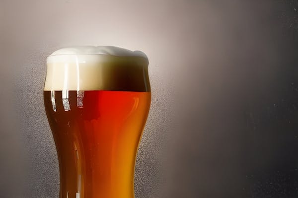 グラスに注がれたビール