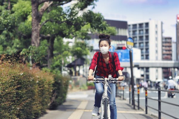 自転車で出かける女性