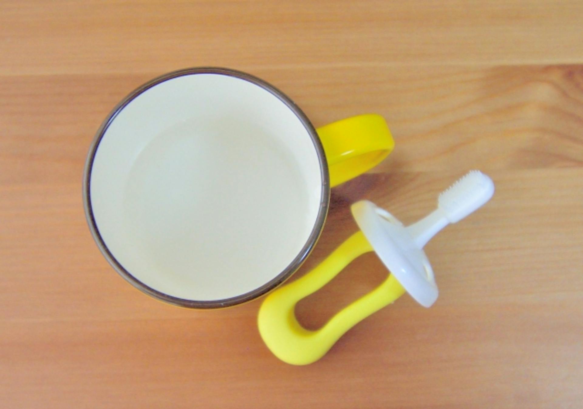 赤ちゃんの歯磨きの方法は？開始時期や注意点についても詳しく解説のサムネイル