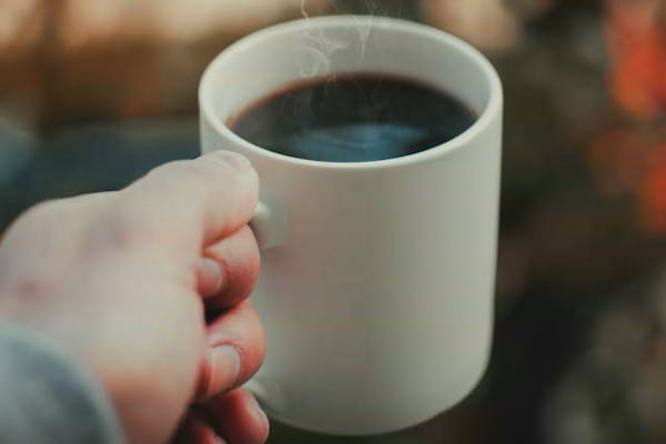 ホットコーヒーを持っているところ