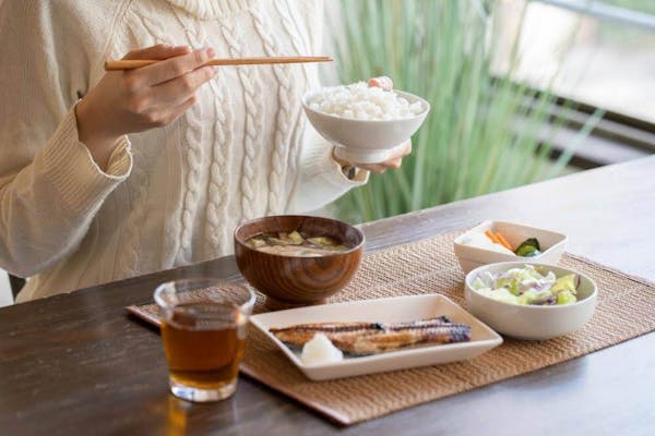 和食を食べる女性