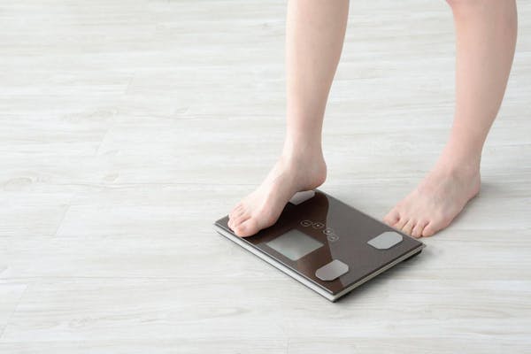 体重を測定する人