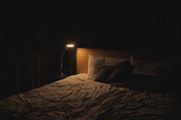 薄暗いベッドルーム