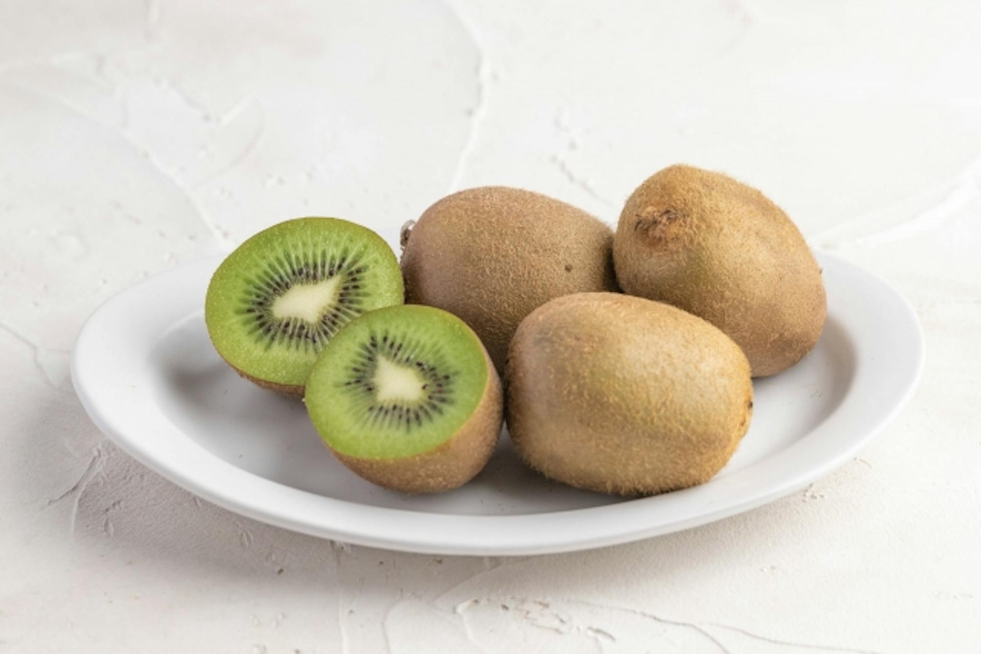 キウイに含まれる栄養とは？はたらきや摂取のポイントについて解説のサムネイル