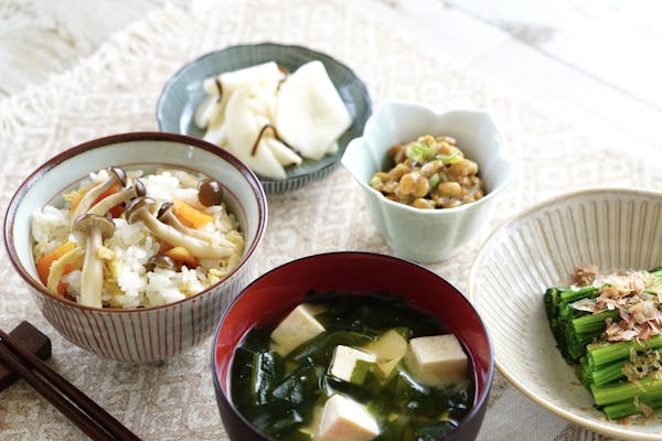 炊き込みご飯とお味噌汁の和食