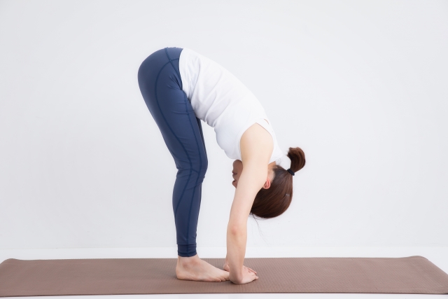 室内でストレッチをする女性