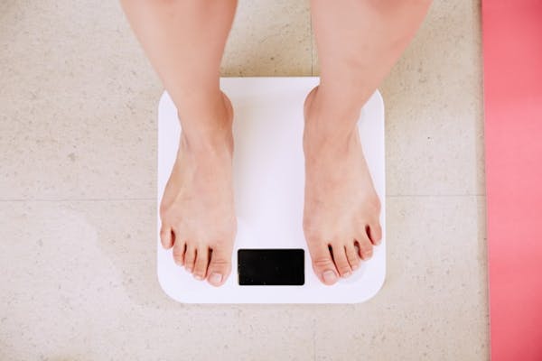 体重計に乗っている人の足