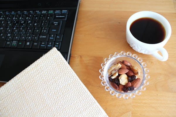 コーヒーとミックスナッツとノートパソコン