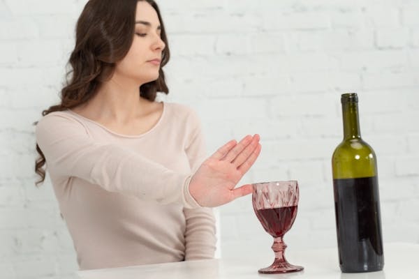 ワインを断っている女性