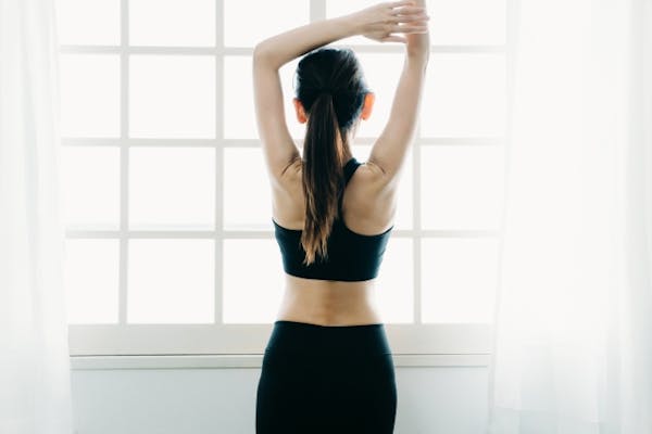 運動をする女性の後ろ姿