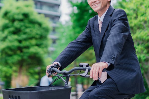 自転車に乗っている中年男性