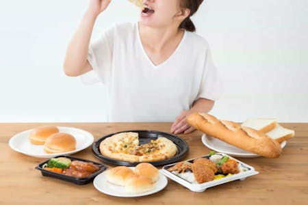 ストレスと過食の関係は？食べ過ぎてしまう原因と対策を徹底解説