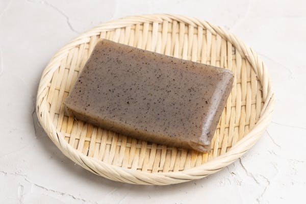 ザルにのったこんにゃく