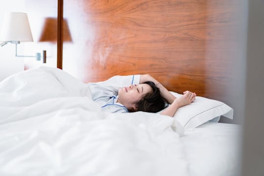 睡眠の質を上げるには？生活習慣・寝室・嗜好品についてポイント解説