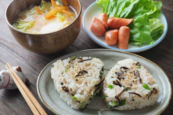 おにぎりと味噌汁のシンプルな食事