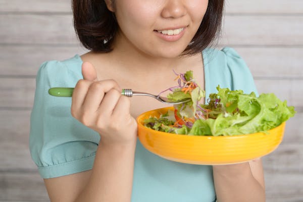 サラダを食べようとしている女性