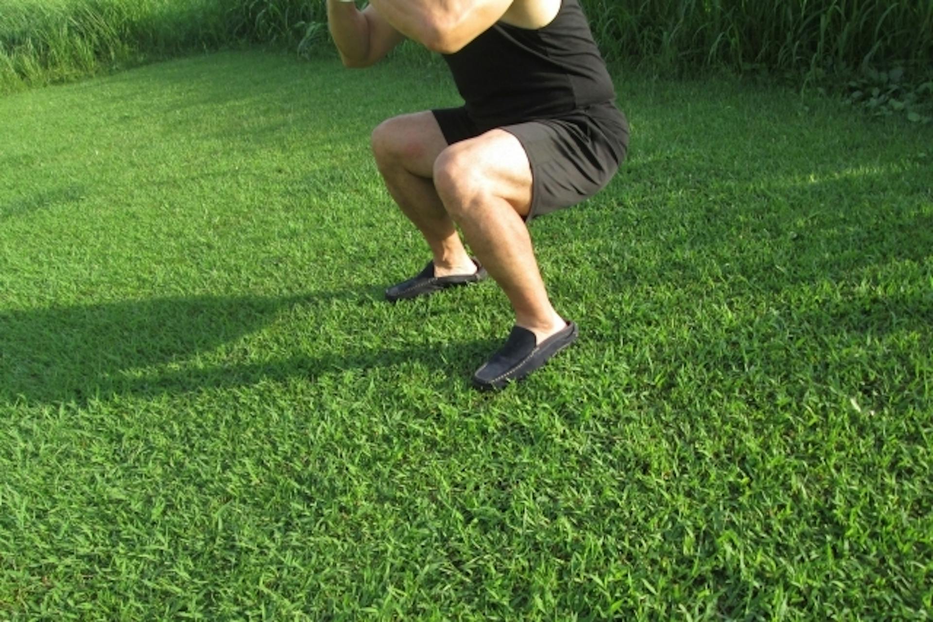 スクワットは痩せる？効果や消費カロリー、ダイエットのコツも解説のサムネイル