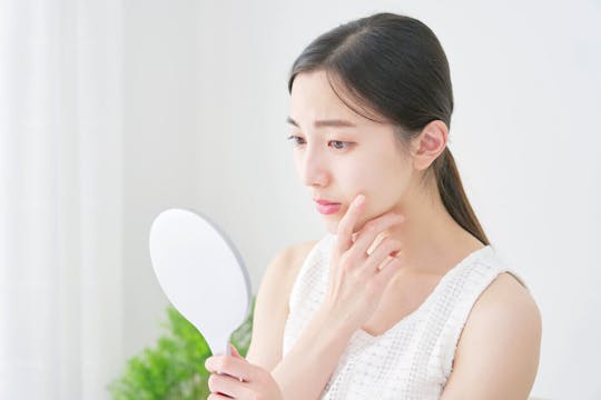 顔が痒いときの原因は？対処法や適切なスキンケアのポイントを解説