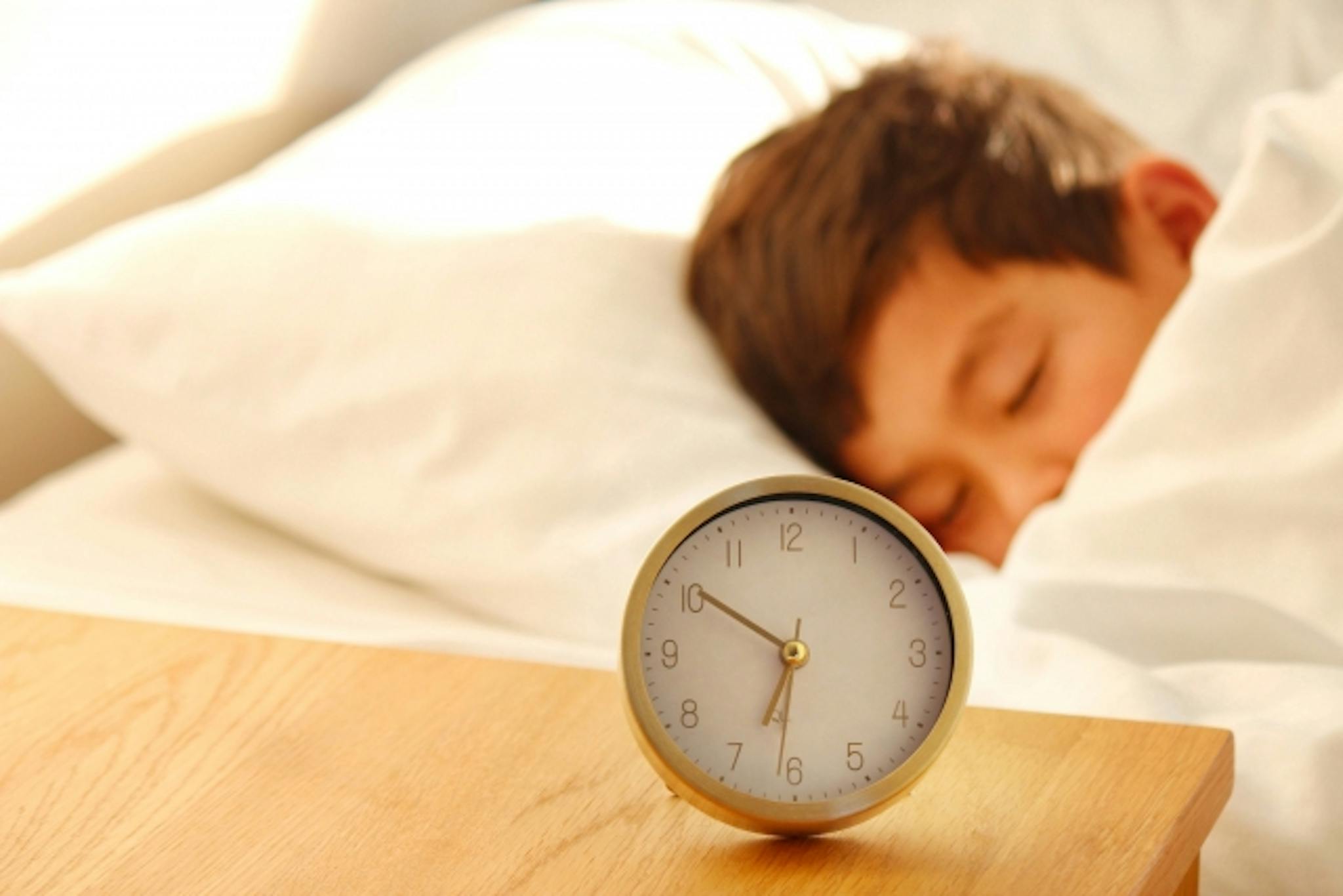 成長ホルモンと睡眠の関係は？年代別の成長ホルモンのはたらきを解説のサムネイル