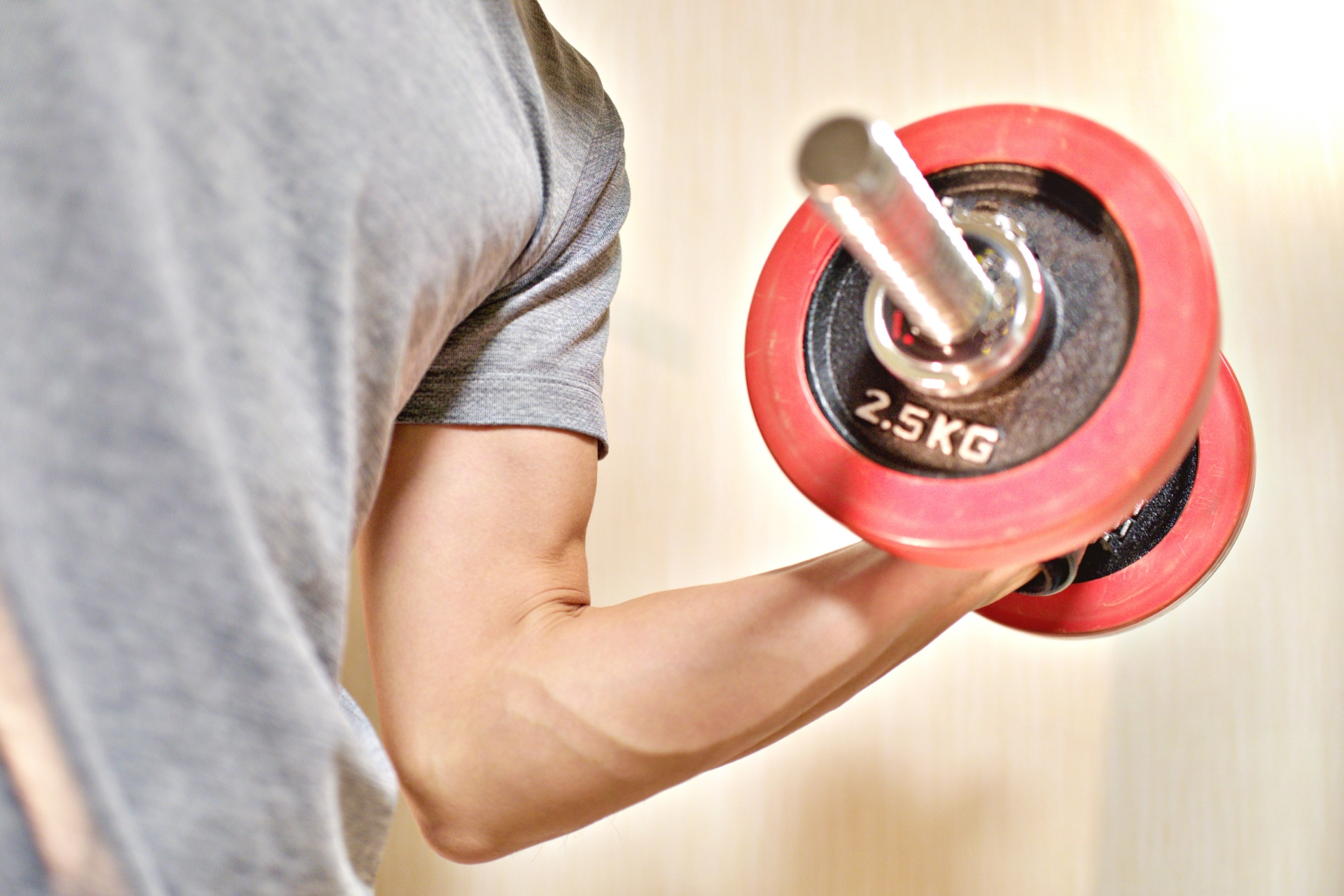 バーベルを持つ男性