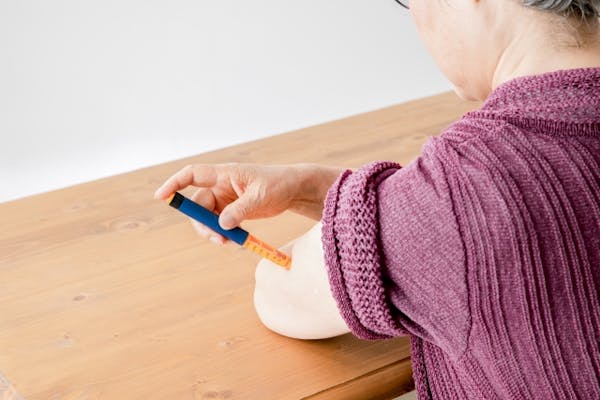 自分で薬物を摂取している高齢女性