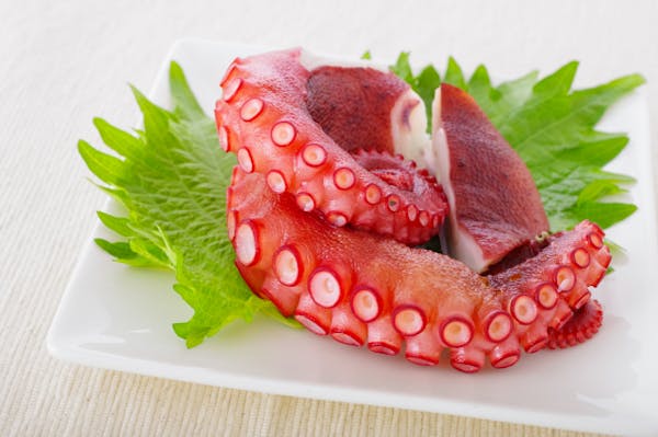 お皿にのせた茹でたタコ