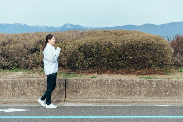 ウォーキングする女性