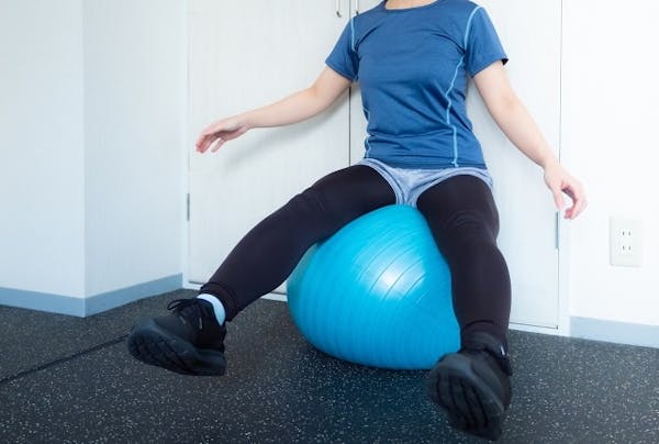 バランスボールにのっている人