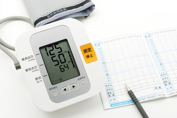 血圧計とチェックシート