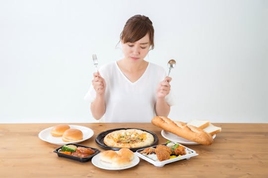 食欲不振の原因は？食事の際のポイントや受診の目安について解説