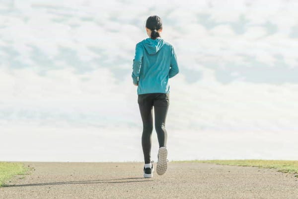 ランニングしている女性の後ろ姿