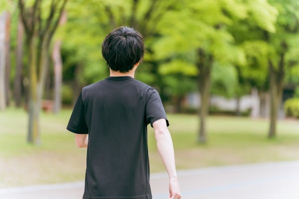 ウォーキングしている男性の後ろ姿