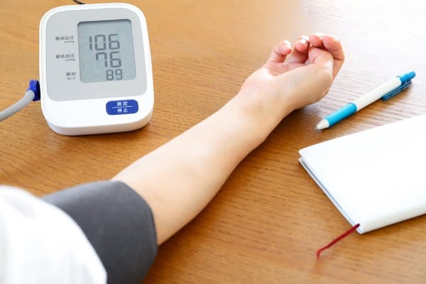 自分で血圧測定をする人の腕