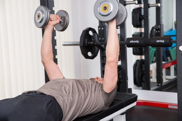 ダンベルする男性