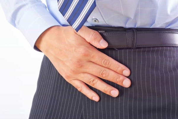 下腹に手をあてている男性