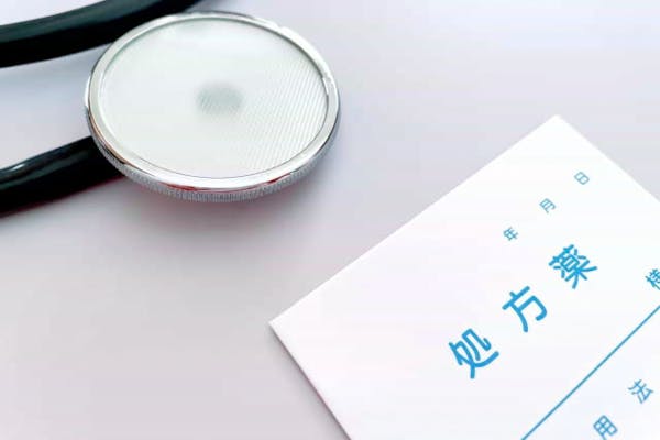 聴診器と処方箋の袋