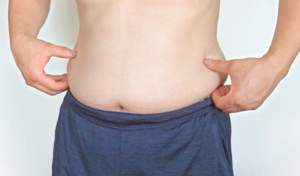 脇腹のにくをつまむ人