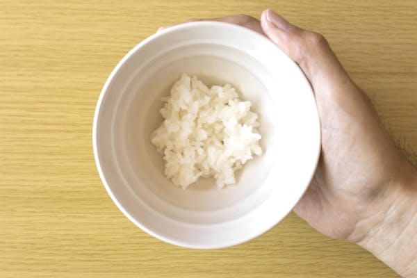 茶碗にいれた少量の白米
