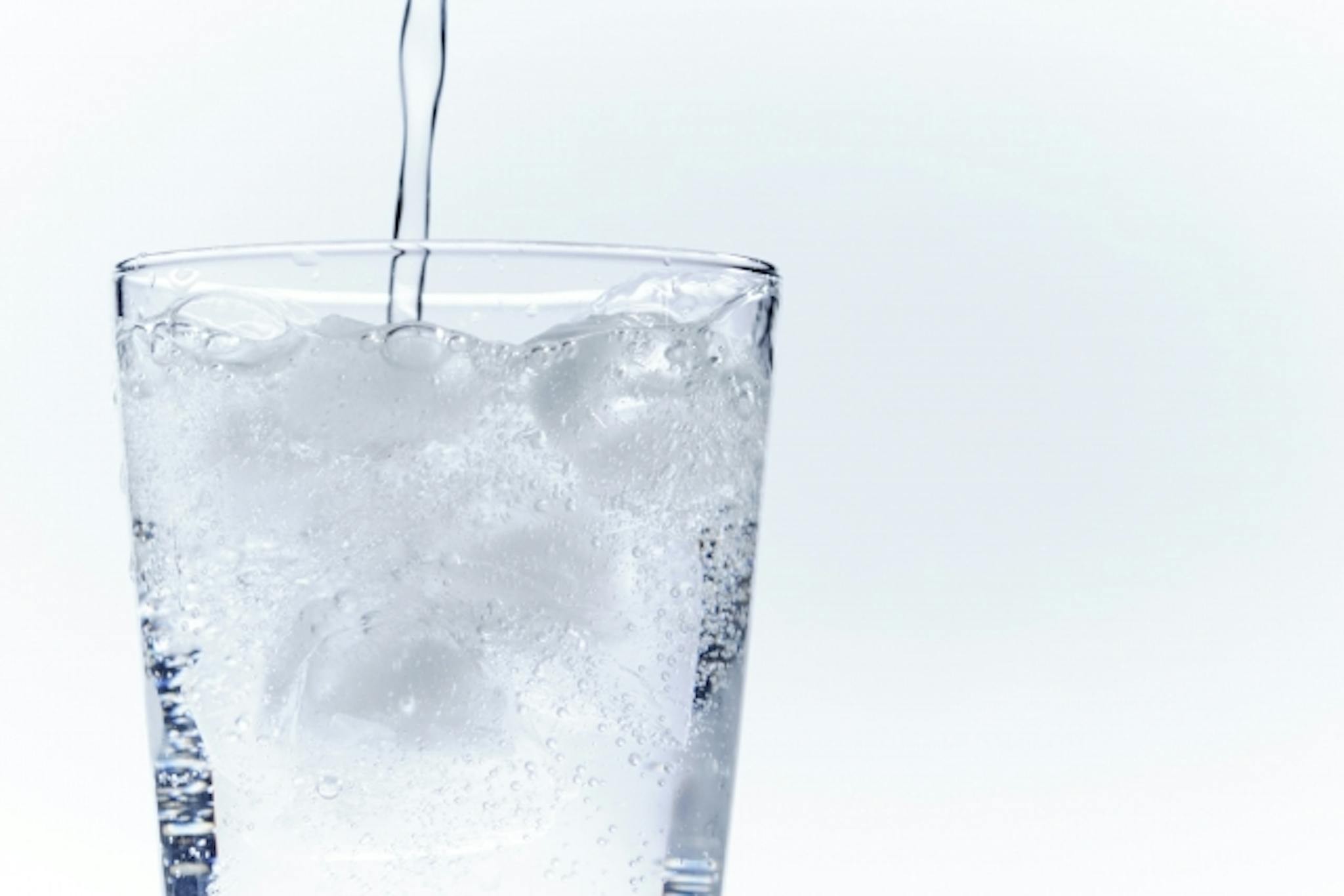 ダイエット中に炭酸水を飲む効果と注意点とは？食事のポイントも解説のサムネイル