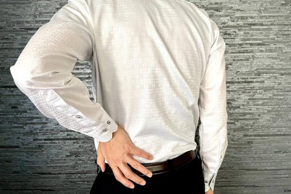 腰を押さえる男性