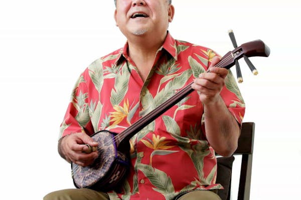 三味線を弾く初老の男性
