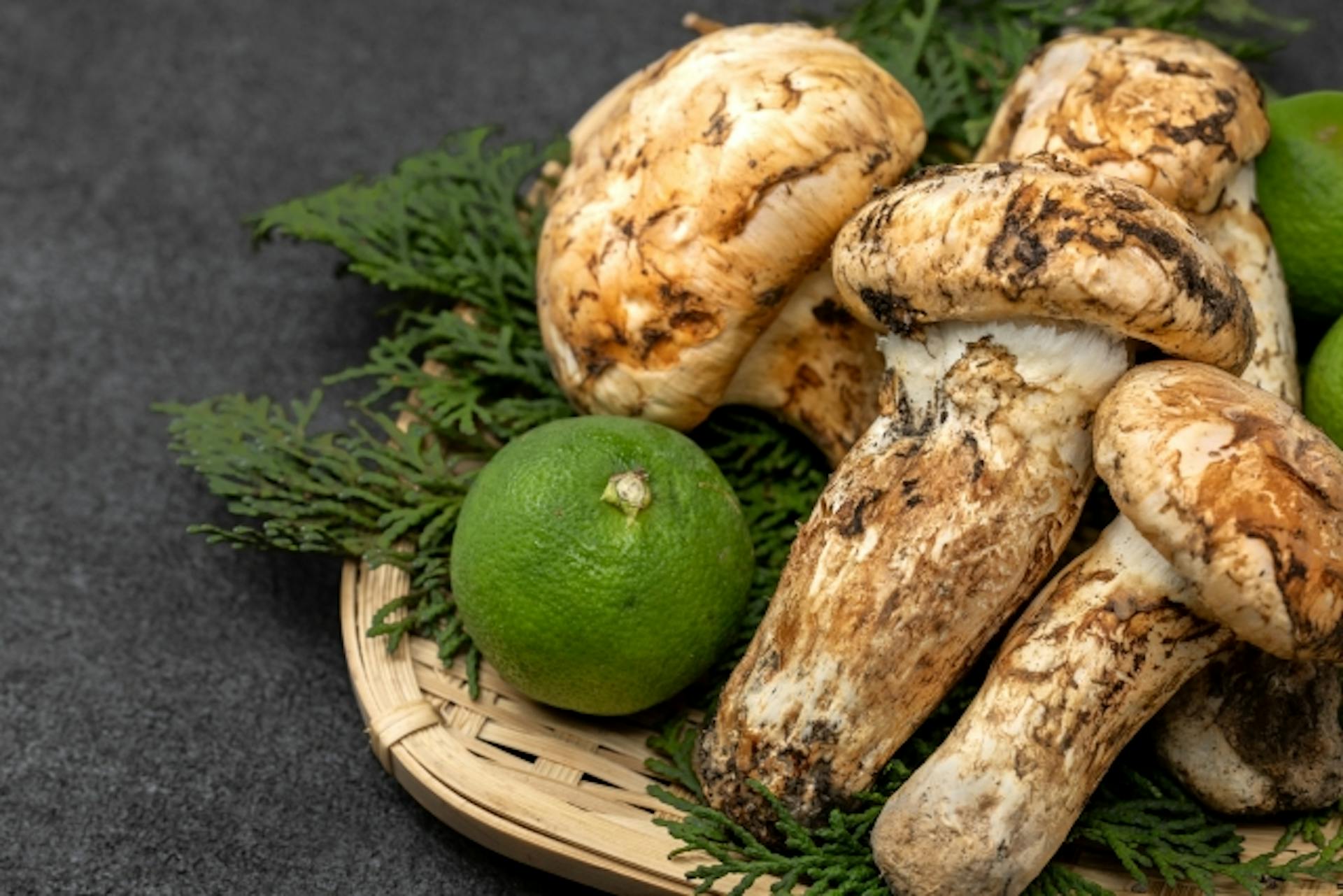 クロムとは？体内でのはたらきや摂取目安量、摂取源の食べ物を紹介のサムネイル