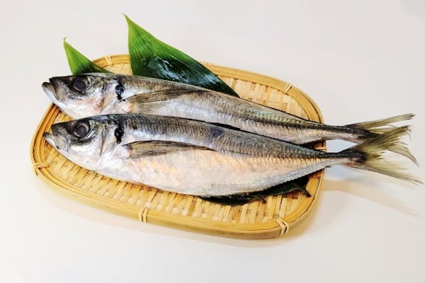 ザルにのった生魚